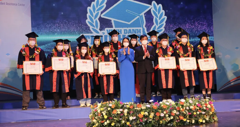 TPHCM vinh danh 79 thủ khoa ảnh 5