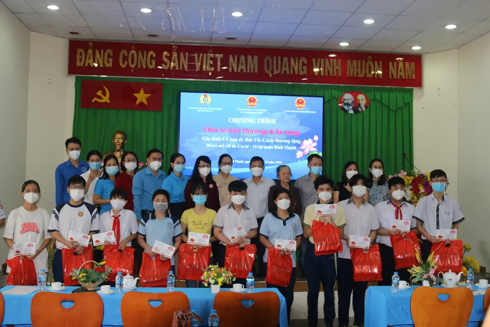 Các trẻ mồ côi do dịch Covid-19 nhận quà từ  chương trình “Chia sẻ tình thương và hy vọng” 