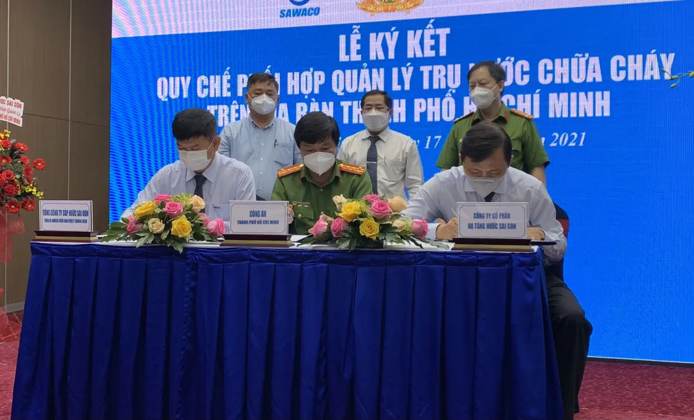 Các đơn vị ký kết phối hợp quản lý trụ nước chữa cháy chiều 17-12