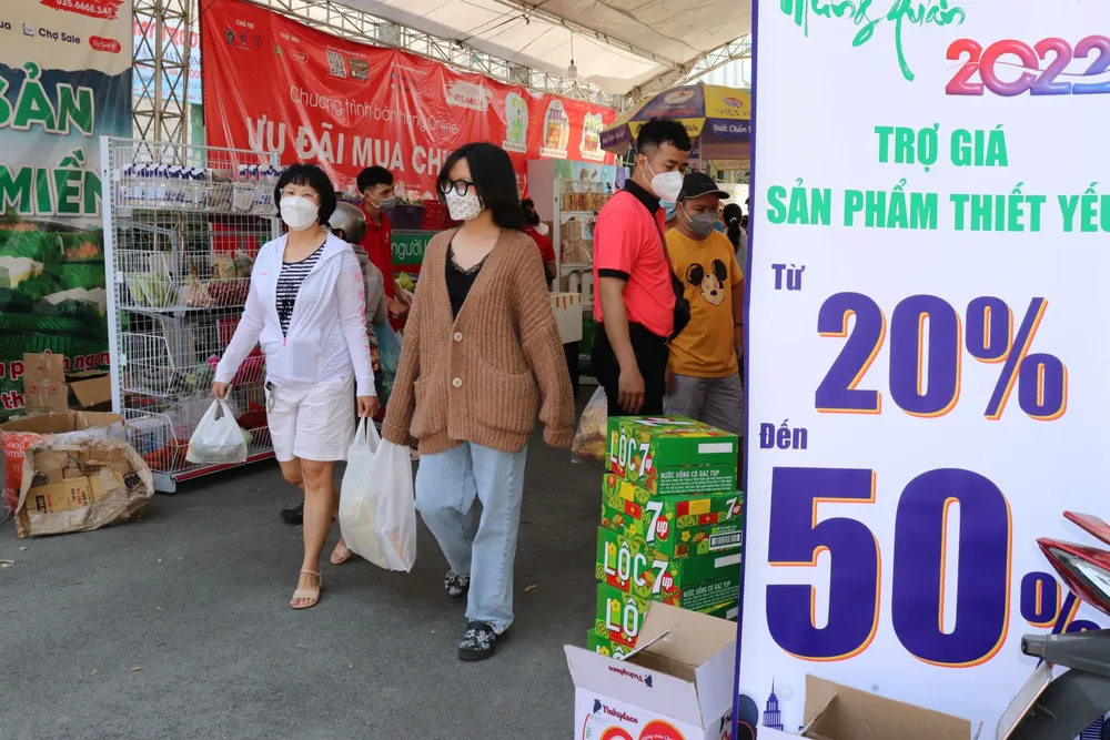 Công nhân mua sắm tết với phiếu mua hàng miễn phí ảnh 1