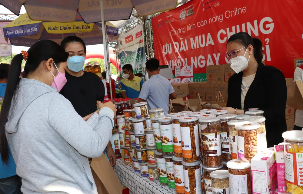 Công nhân mua sắm tết với phiếu mua hàng miễn phí ảnh 2