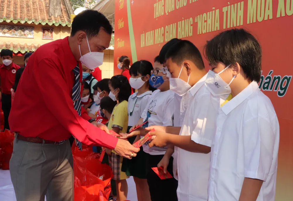 Gần 32 tỷ đồng chăm lo người khó khăn, trẻ mồ côi dịp tết ảnh 1