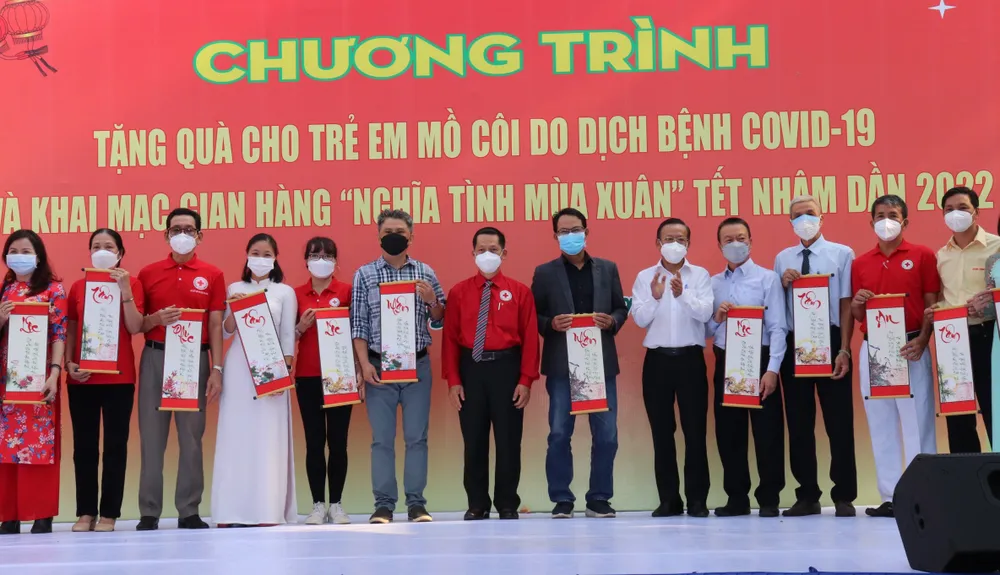 Gần 32 tỷ đồng chăm lo người khó khăn, trẻ mồ côi dịp tết ảnh 3