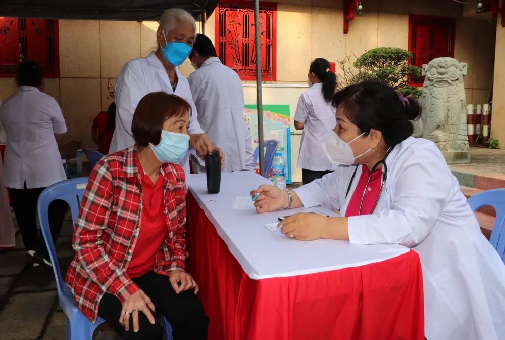 Gần 32 tỷ đồng chăm lo người khó khăn, trẻ mồ côi dịp tết ảnh 2