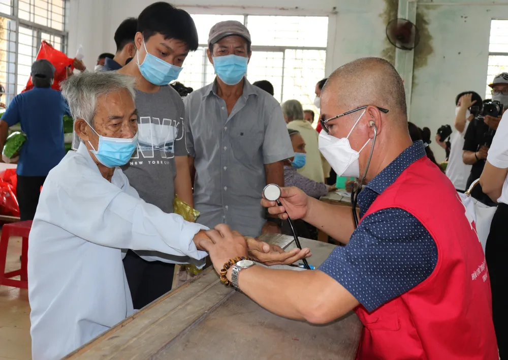 Khám bệnh, tặng quà tết người dân khó khăn tại tỉnh Bến Tre ảnh 1