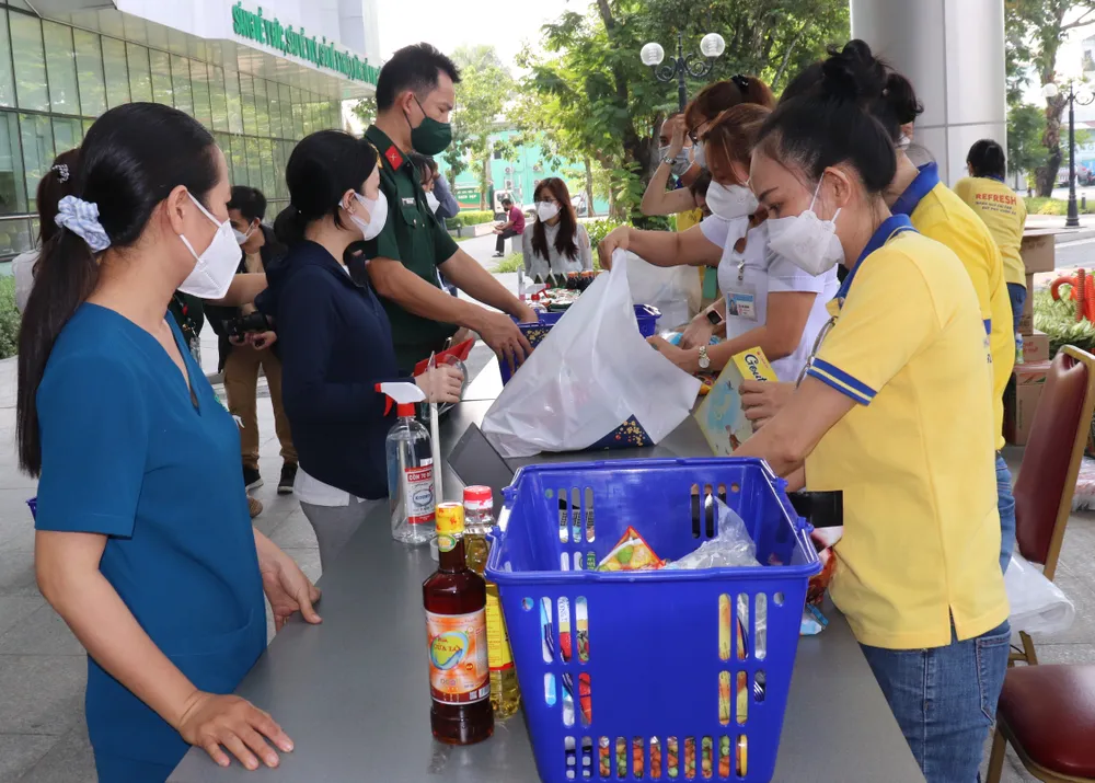 Khai trương “Siêu thị mini Tết 0 đồng” tại Bệnh viện Quân y 175 ảnh 2