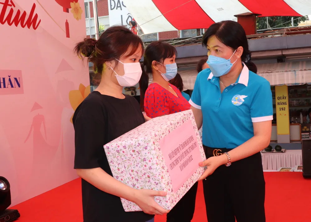 Trao tặng quà phụ nữ, đoàn viên nghiệp đoàn khó khăn ảnh 2