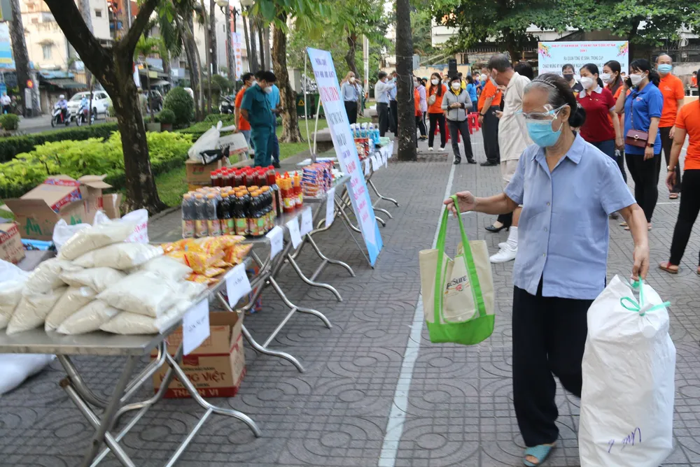 Quận 5 ra quân dọn vệ sinh, trồng cây chào mừng năm mới ảnh 2