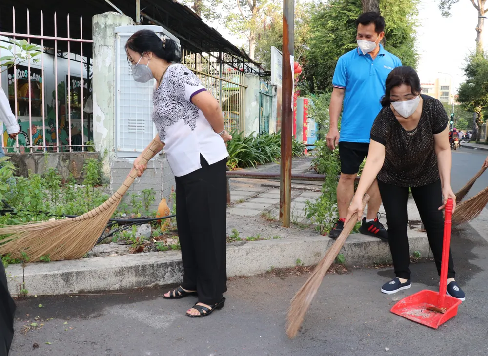 Quận 5 ra quân dọn vệ sinh, trồng cây chào mừng năm mới ảnh 3