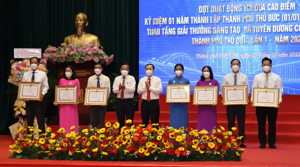 Trao Giải thưởng sáng tạo và tuyên dương công dân tiêu biểu TP Thủ Đức ảnh 3