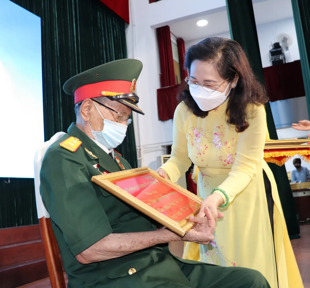 Trao Huy hiệu Đảng đợt 3-2 tại quận 5 ảnh 1