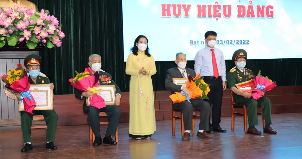 Trao Huy hiệu Đảng đợt 3-2 tại quận 5 ảnh 2