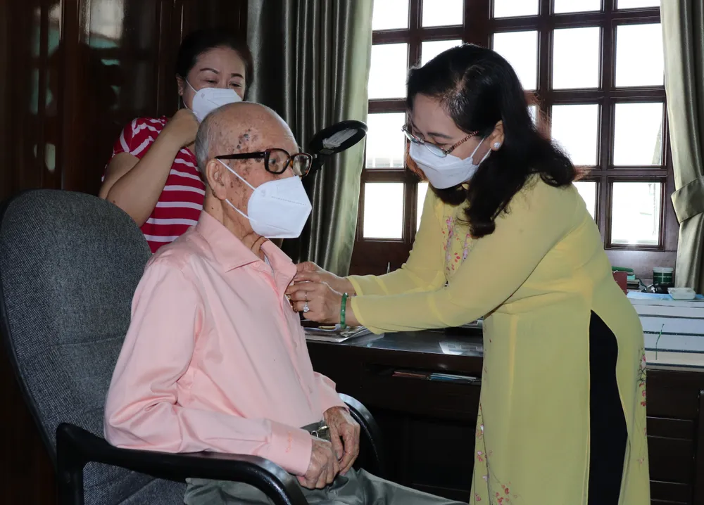 Trao Huy hiệu Đảng đợt 3-2 tại quận 5 ảnh 3