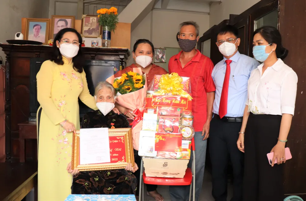 Trao Huy hiệu Đảng đợt 3-2 tại quận 5 ảnh 4