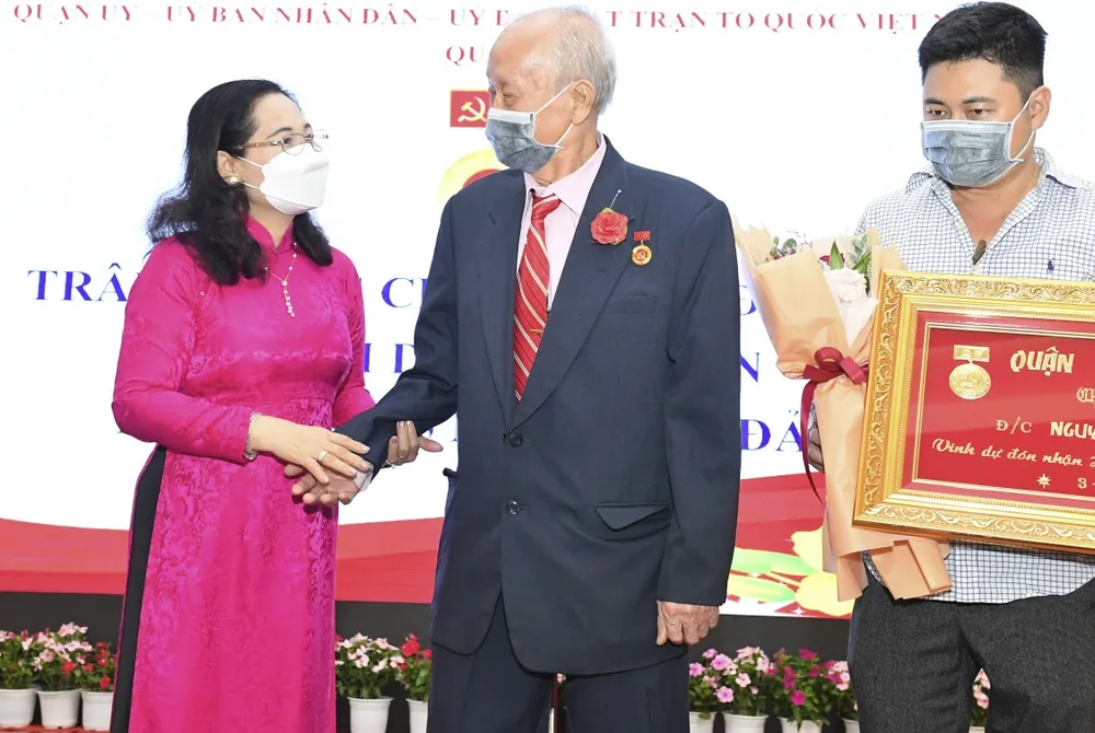 Trao Huy hiệu Đảng đợt 3-2 cho các đảng viên cao tuổi tại quận 3 ảnh 3