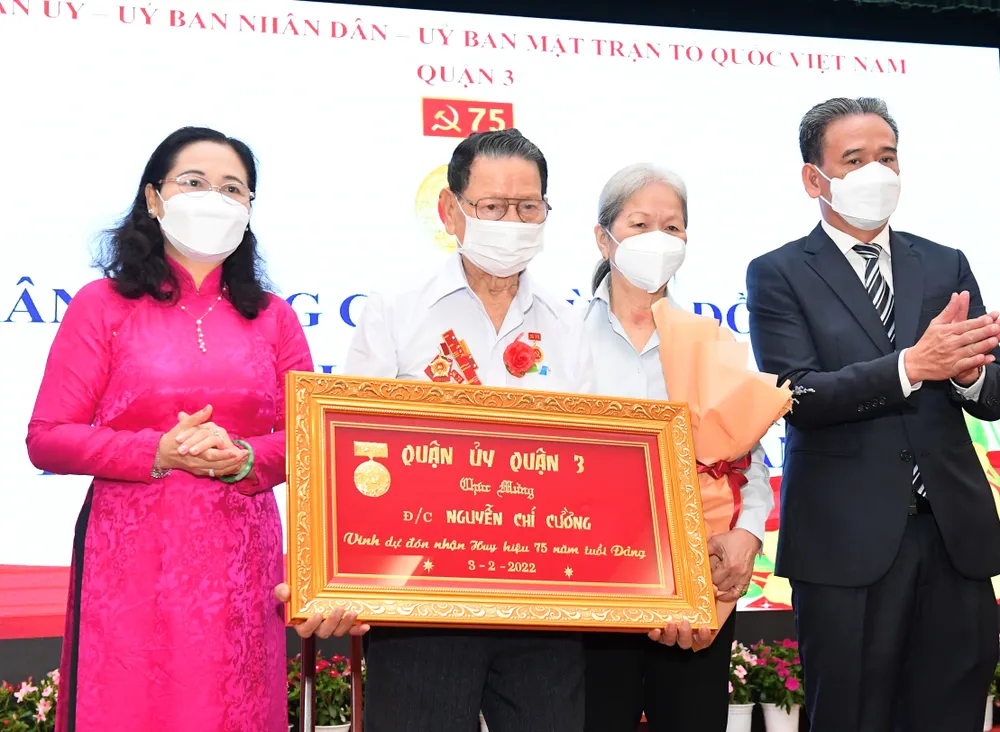 Trao Huy hiệu Đảng đợt 3-2 cho các đảng viên cao tuổi tại quận 3 ảnh 2