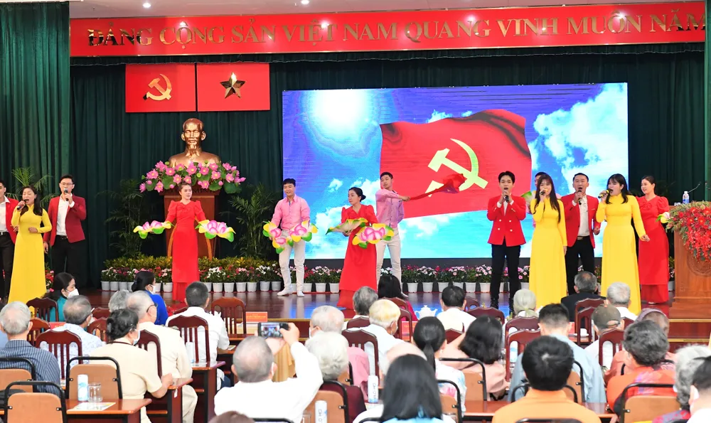 Trao Huy hiệu Đảng đợt 3-2 cho các đảng viên cao tuổi tại quận 3 ảnh 1