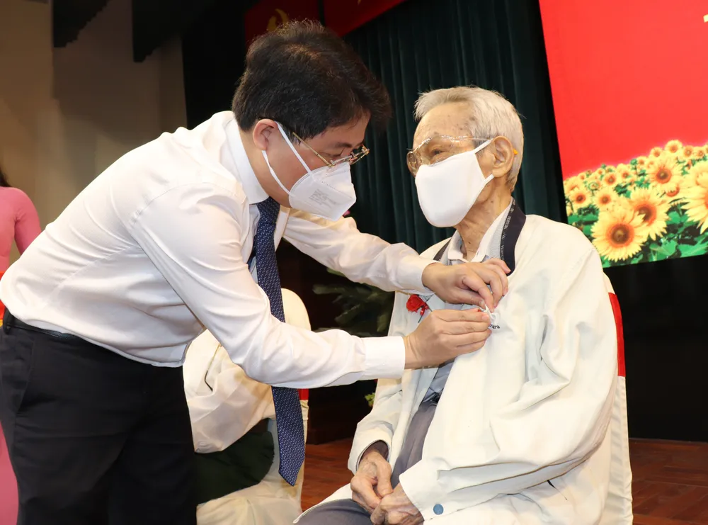 Trao Huy hiệu Đảng đợt 3-2 tại quận Phú Nhuận ảnh 2