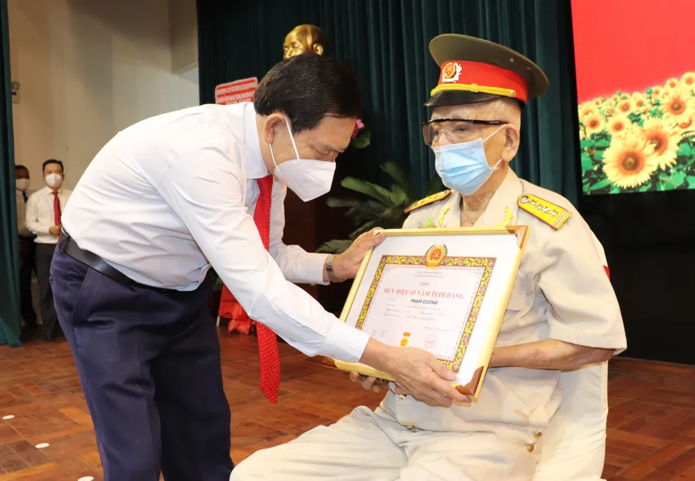 Trao Huy hiệu Đảng đợt 3-2 tại quận Phú Nhuận ảnh 3