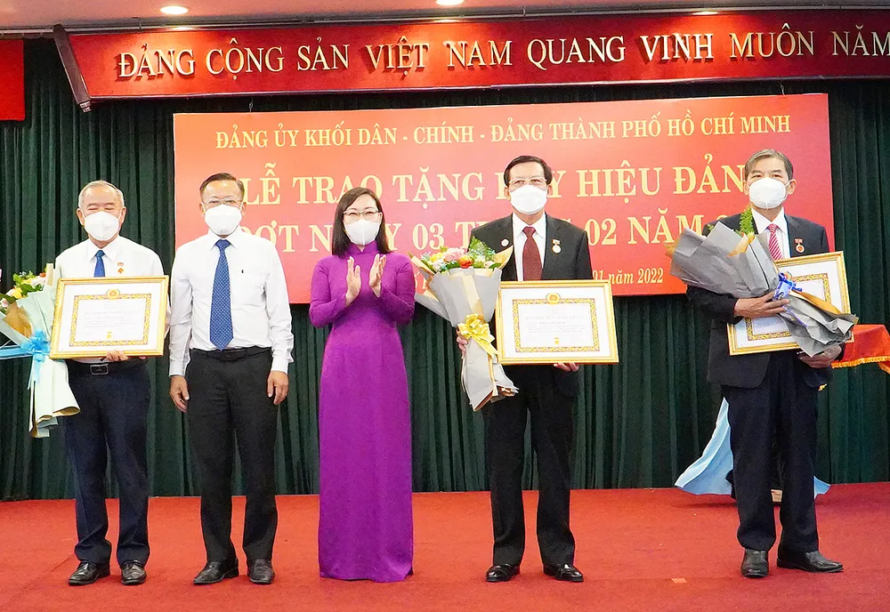 Trao Huy hiệu Đảng đợt 3-2 tại quận Phú Nhuận ảnh 4