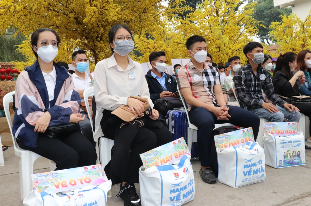 3.970 sinh viên, thanh niên công nhân khó khăn về quê từ chương trình “Mang Tết về nhà” ảnh 2