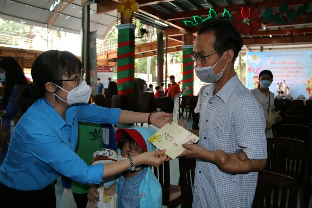 Hơn 10.000 gia đình công nhân vui tết miễn phí tại Đầm Sen ảnh 3