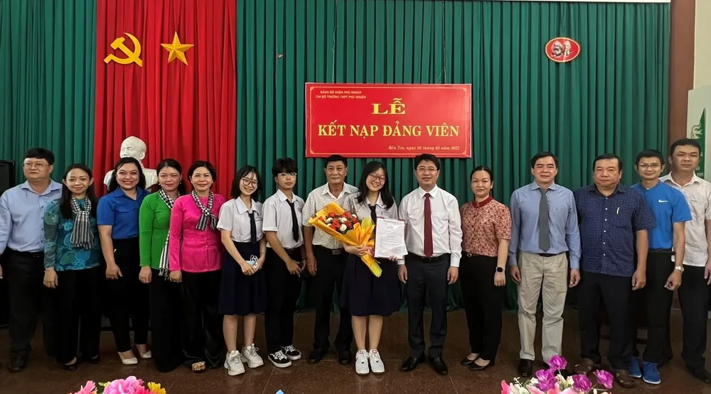 Thêm học sinh được đứng vào hàng ngũ của Đảng ảnh 2