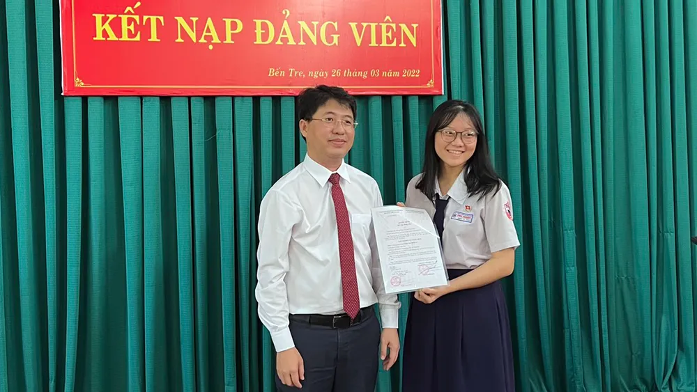 Bí thư Quận ủy quận Phú Nhuận Phạm Hồng Sơn trao Quyết định kết nạp Đảng cho quần chúng học sinh Trần Thị Minh Tú