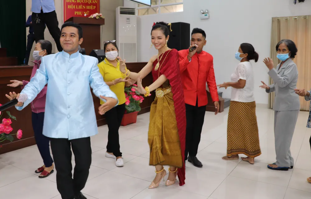 Tặng 150 phần quà cho phụ nữ đồng bào dân tộc Khmer ảnh 2