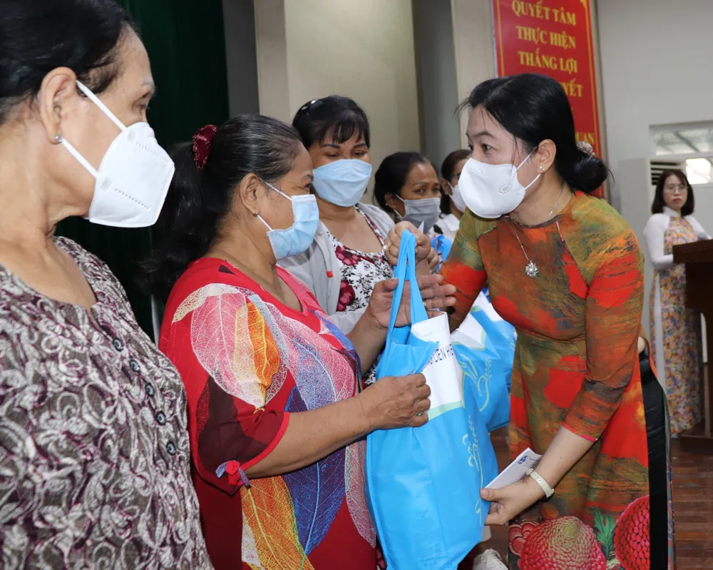 Tặng 150 phần quà cho phụ nữ đồng bào dân tộc Khmer ảnh 1