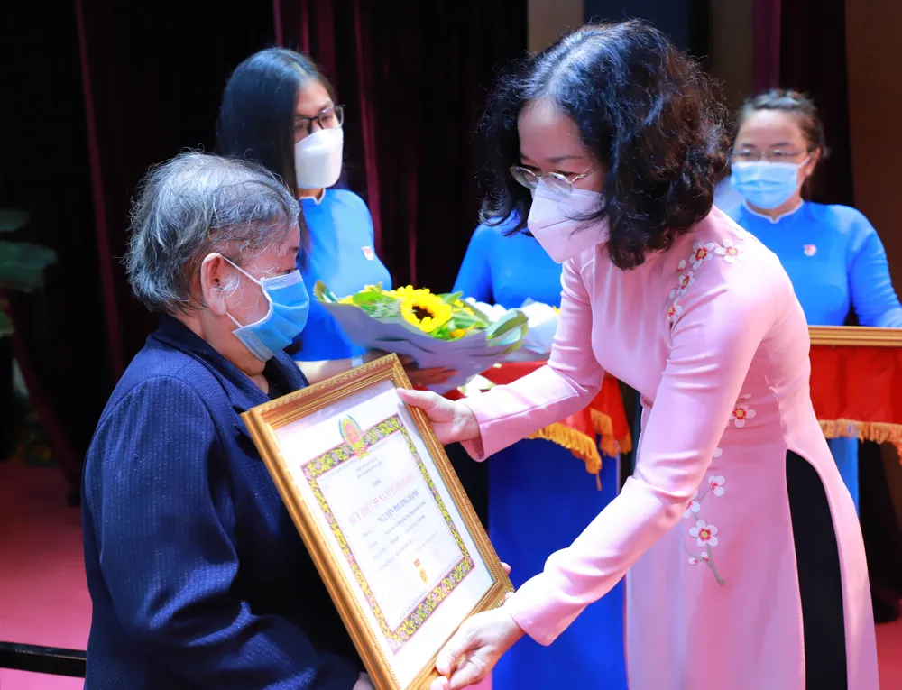 Chủ tịch UBND TPHCM Phan Văn Mãi trao Huy hiệu Đảng cho các đảng viên cao tuổi đảng tại quận 7 ảnh 14