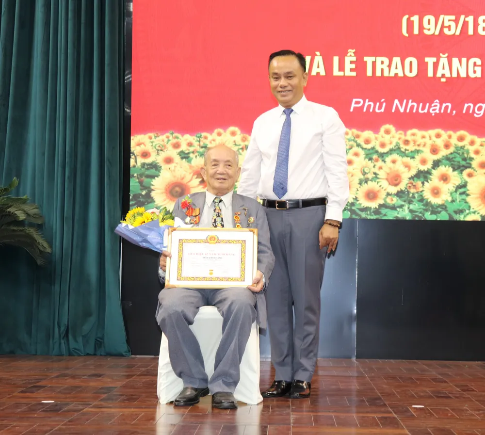 Chủ tịch UBND TPHCM Phan Văn Mãi trao Huy hiệu Đảng cho các đảng viên cao tuổi đảng tại quận 7 ảnh 10