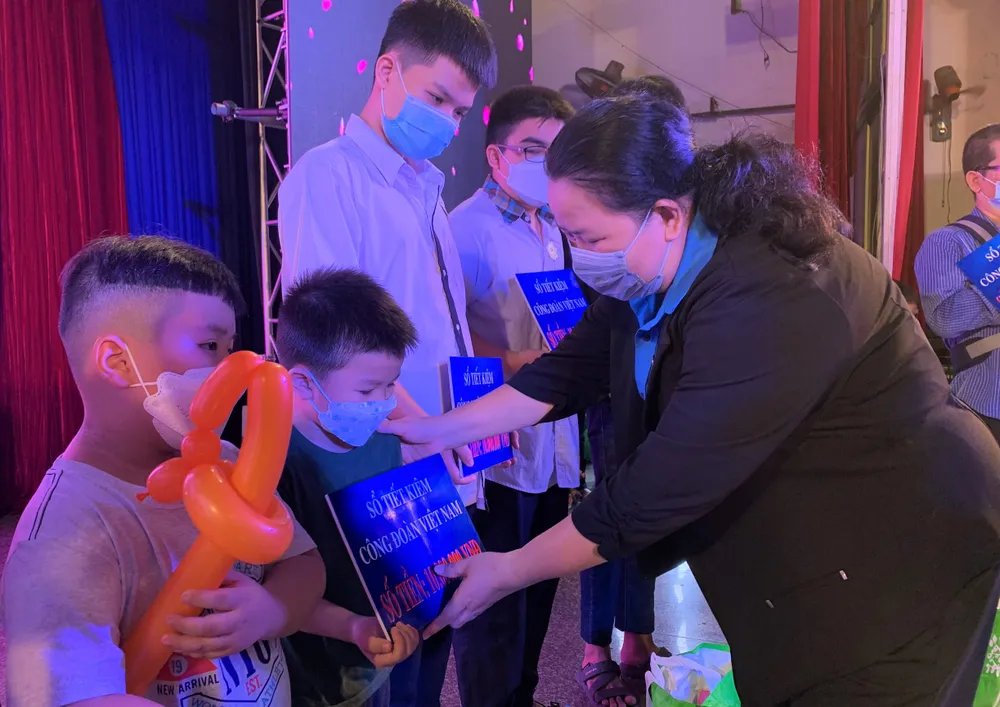 Trao 114 sổ tiết kiệm cho con của công nhân mồ côi do dịch Covid-19 ảnh 1