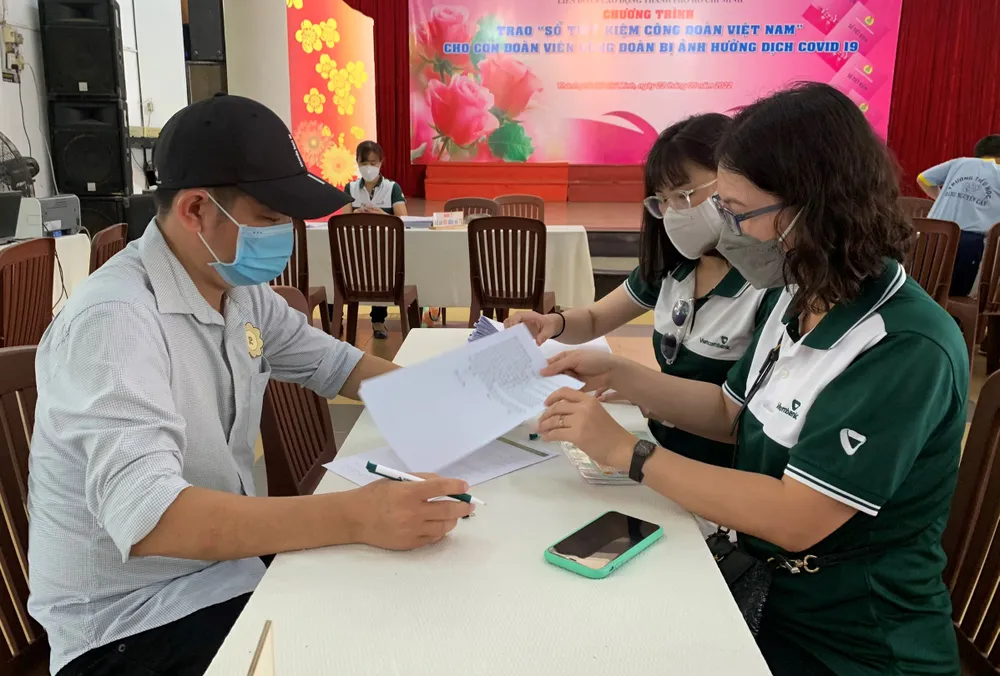 Trao 114 sổ tiết kiệm cho con của công nhân mồ côi do dịch Covid-19 ảnh 2