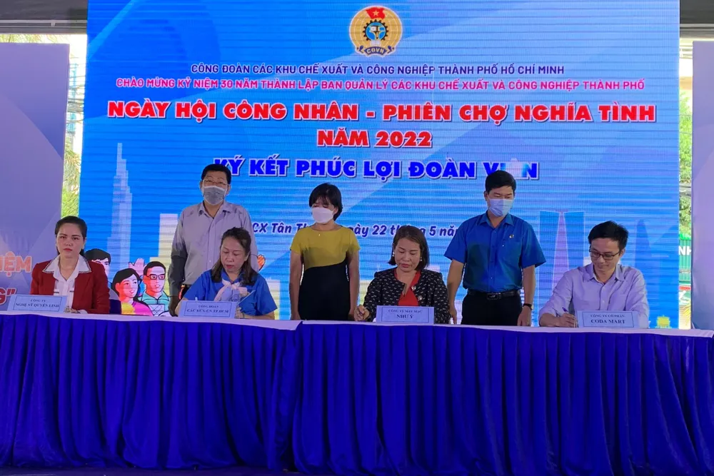 Trao 114 sổ tiết kiệm cho con của công nhân mồ côi do dịch Covid-19 ảnh 5