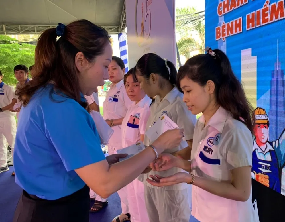 Trao 114 sổ tiết kiệm cho con của công nhân mồ côi do dịch Covid-19 ảnh 4