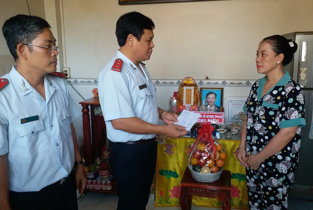 Thăm, động viên gia đình công nhân mất vì tai nạn lao động ảnh 1