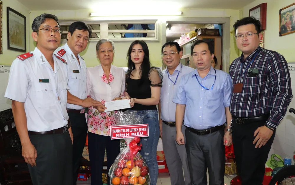 Đoàn Thanh tra Sở LĐTB&XH đến thăm, tặng quà gia đình anh Đặng Quang Tâm