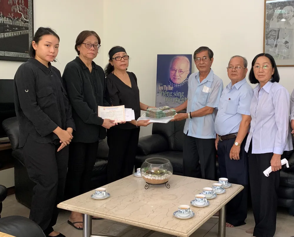 Gia đình bà Ngô Thị Huệ trao tiền phúng điếu hỗ trợ bệnh nhân nghèo ảnh 1