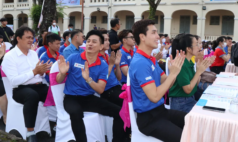 TPHCM: Hơn 18.000 sinh viên ra quân tiếp sức sĩ tử ảnh 2