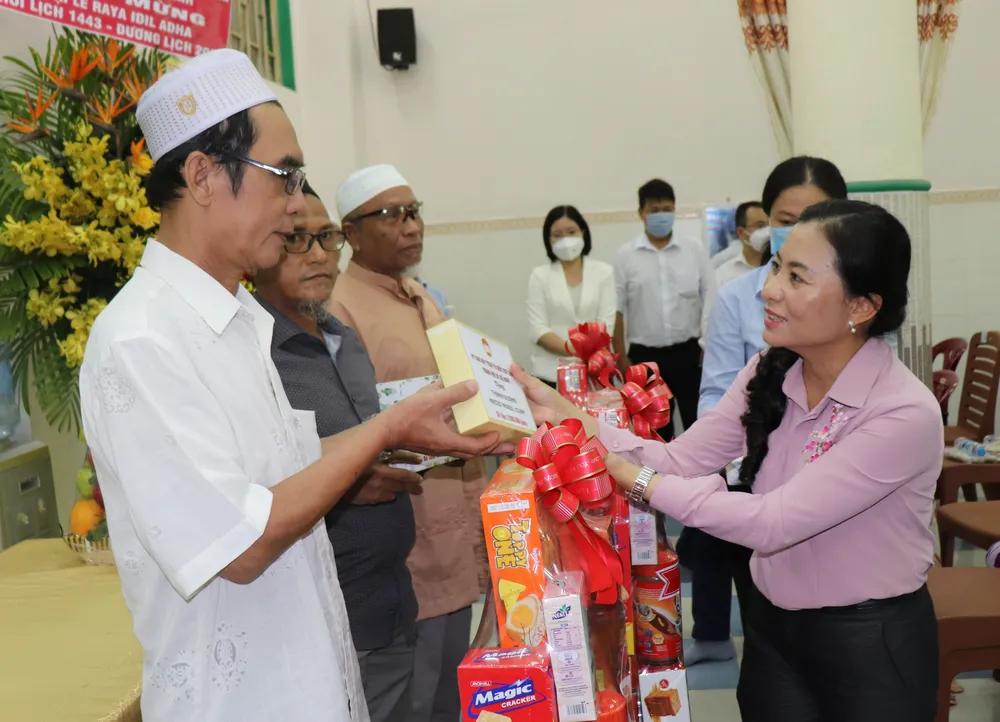 Thăm, chúc mừng cộng đồng Hồi giáo Islam nhân Đại lễ Raya Idil Adha ảnh 3