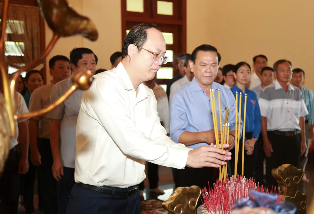 Kết nạp Đảng chiến sĩ tình nguyện Kỳ nghỉ hồng mặt trận Vĩnh Long ảnh 1