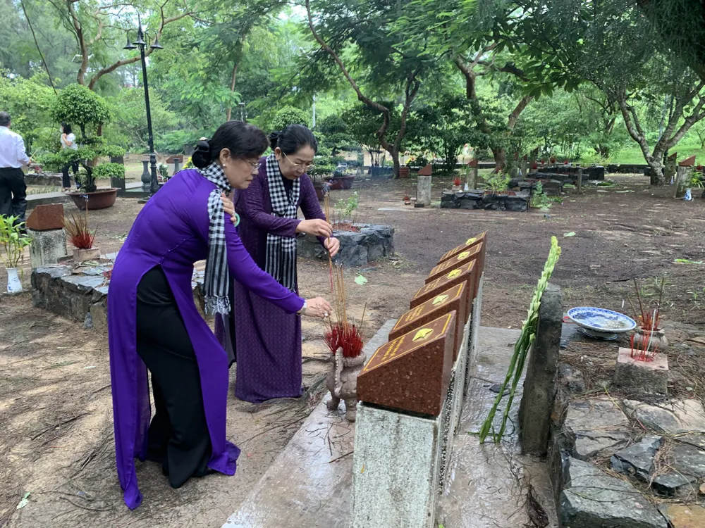 Lãnh đạo TPHCM dâng hương tưởng niệm anh hùng liệt sĩ tại Nghĩa trang Hàng Dương và Hàng Keo huyện Côn Đảo ảnh 1