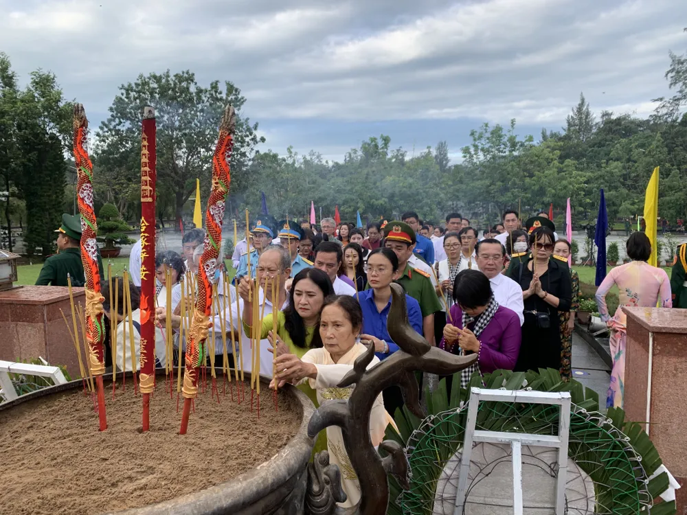 Lãnh đạo TPHCM dâng hương tưởng niệm anh hùng liệt sĩ tại Nghĩa trang Hàng Dương và Hàng Keo huyện Côn Đảo ảnh 2