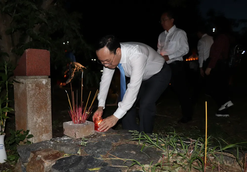 Thắp nến tri ân các anh hùng liệt sĩ tại Nghĩa trang Hàng Dương  ảnh 1