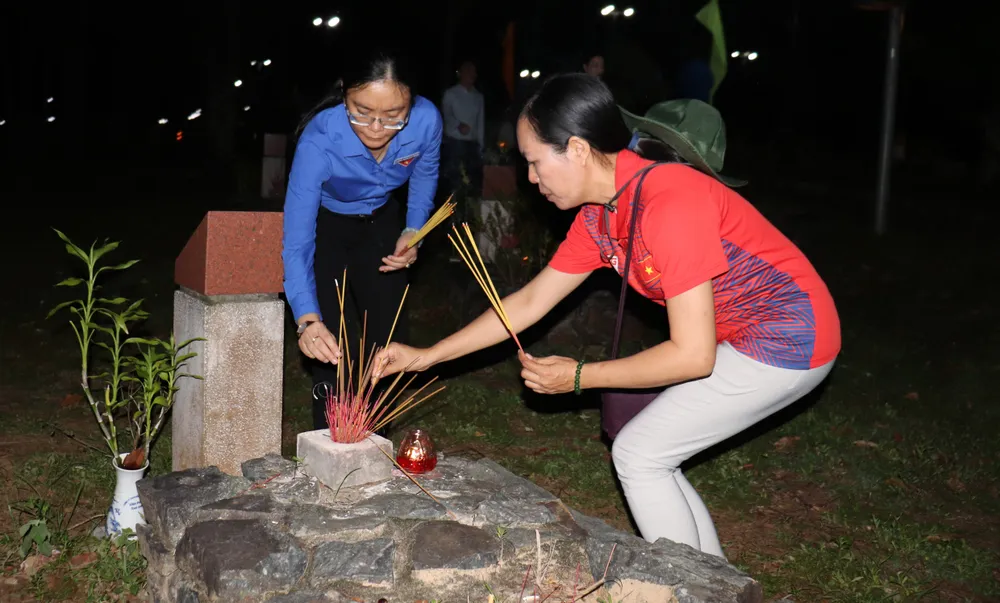 Thắp nến tri ân các anh hùng liệt sĩ tại Nghĩa trang Hàng Dương  ảnh 2