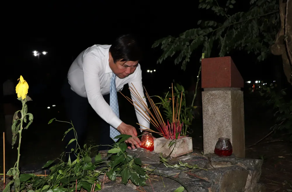Thắp nến tri ân các anh hùng liệt sĩ tại Nghĩa trang Hàng Dương  ảnh 4