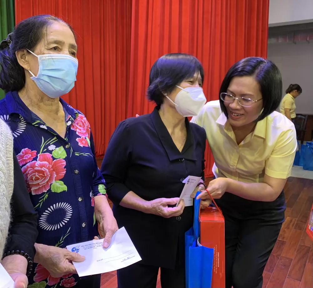 Trao phương tiện sinh kế, chăm lo gia đình chính sách ảnh 2