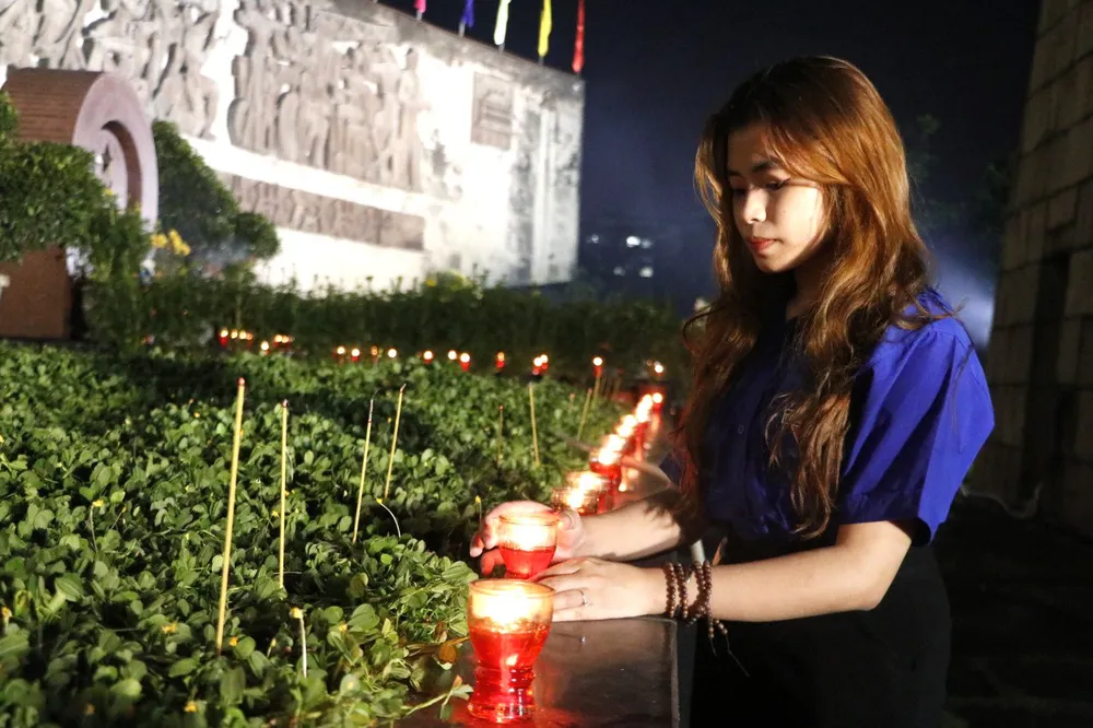 Thắp hàng ngàn ngọn nến tri ân các anh hùng liệt sĩ ảnh 2