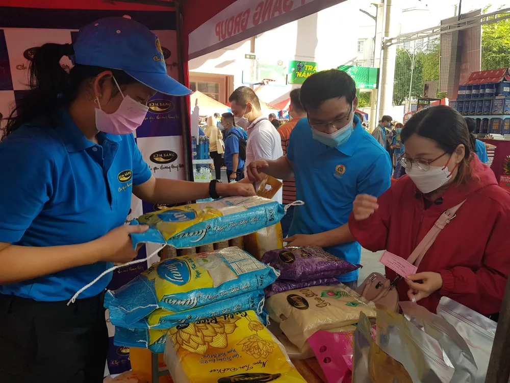 Nhiều hoạt động chăm lo cho công nhân khó khăn ảnh 3